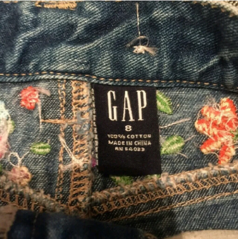 GAP denim skirt w/floral embroidery